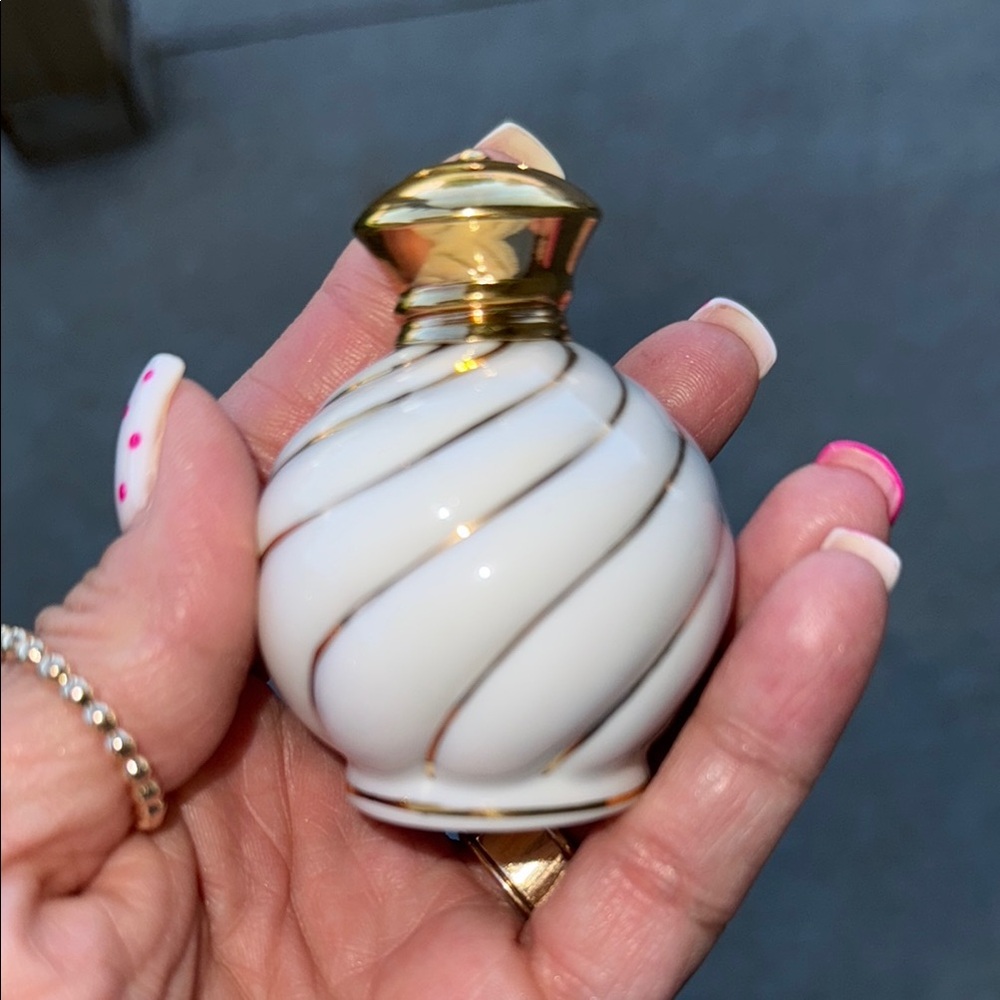 Vintage White and Gold Ceramic Salt and Pepper Shakers - Picture 6 of 8